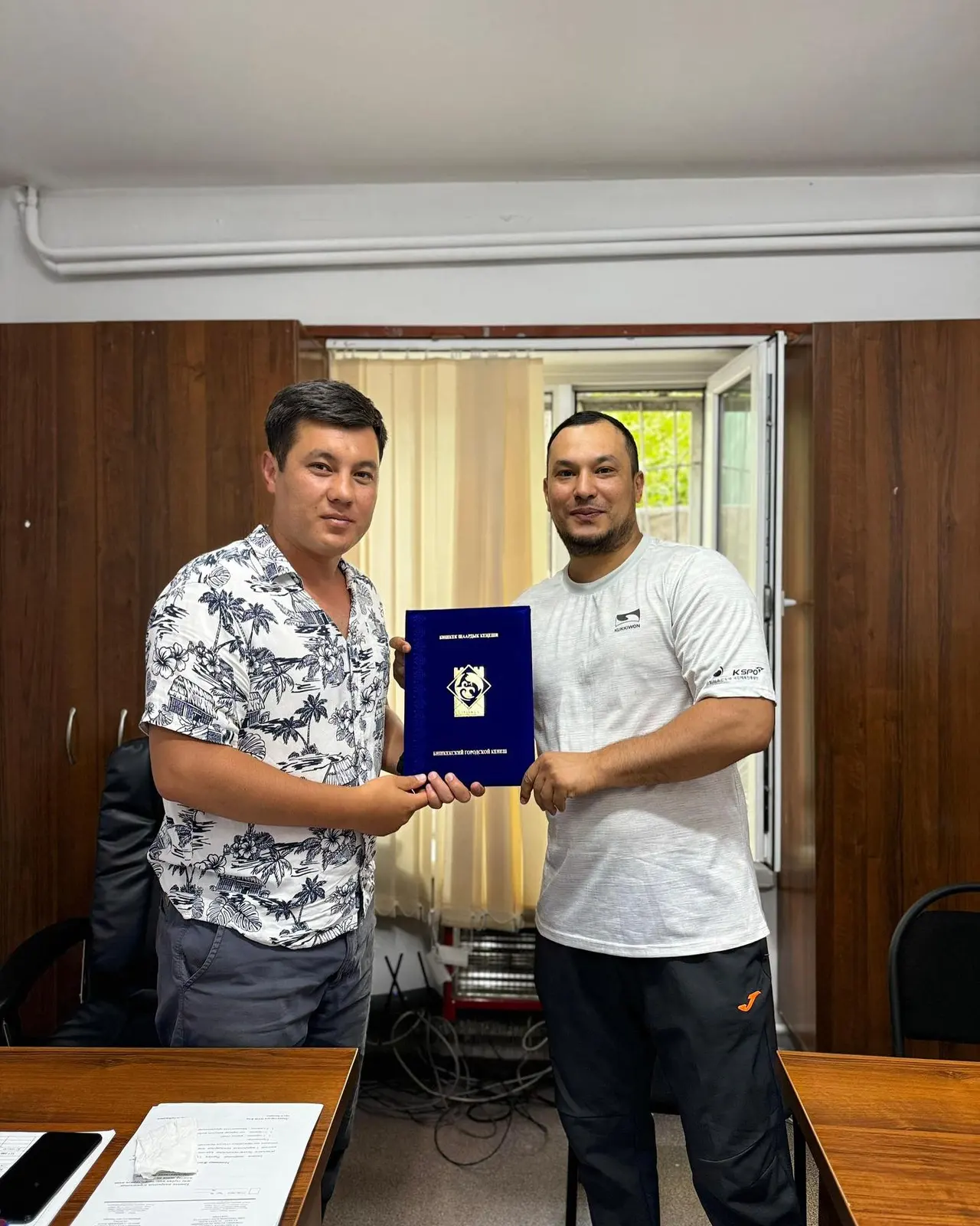 Тренеру Таджибаеву Азимджану вручена благодарственное письмо от Бишкекского Городского Кенеша